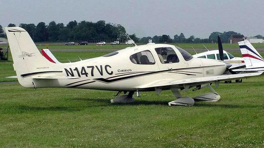 Дальность полета легкомоторного самолета. Cirrus sr22. Cirrus Vision Jet sf50. Одномоторный самолет Циррус. Двухмоторный самолет Cirrus.