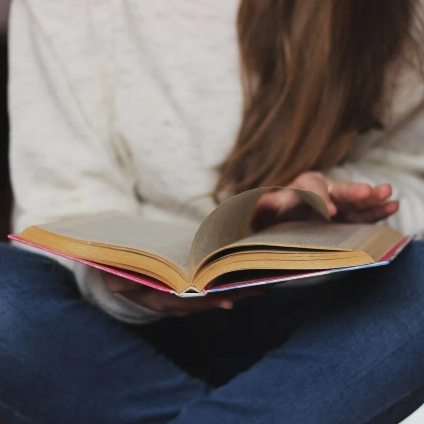 Читать книгу без рук. Девушка с книжкой в руках. девушка с книгой в руках. девушка читает книгу. книга в руках.