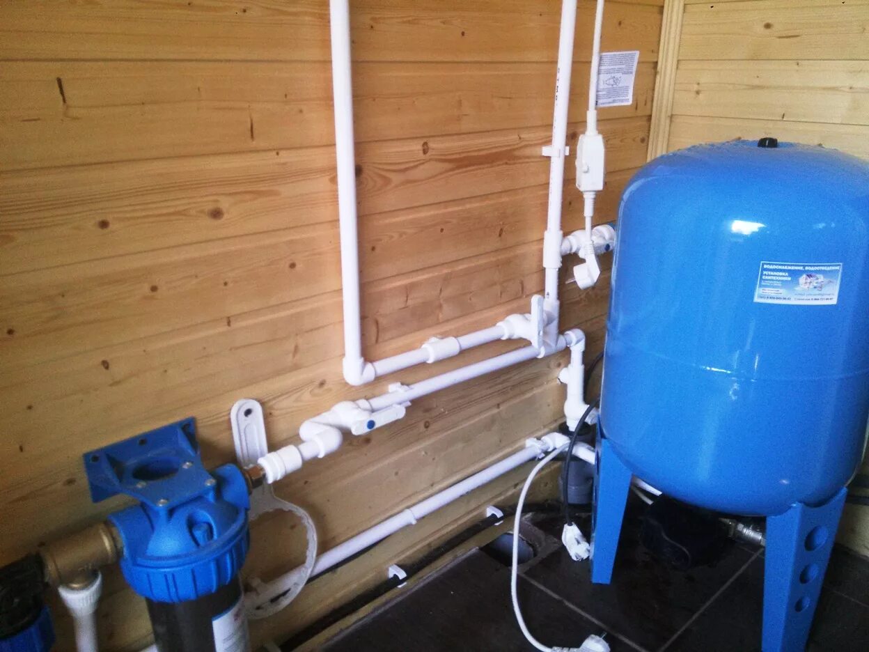 Подача воды в частном доме. Водопровод на даче. Монтаж водопровода на даче. Водопровод в частном доме. Водопровод в дачном доме.