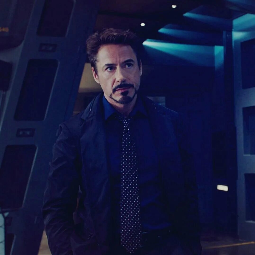 Тони старк киберпанк. Мстители возвращение тони старка. Тони старк с перчаткой бесконечности. Илон маск тони старк железный человек. Тони старк 2023.