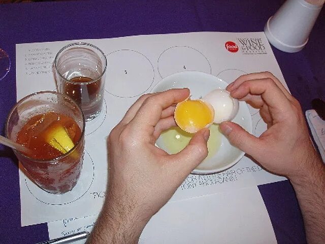 Похмельные коктейли. Томатный сок с яйцом от похмелья. Томатный сок с сырым яйцом. Сок с сырым яичным желтком.