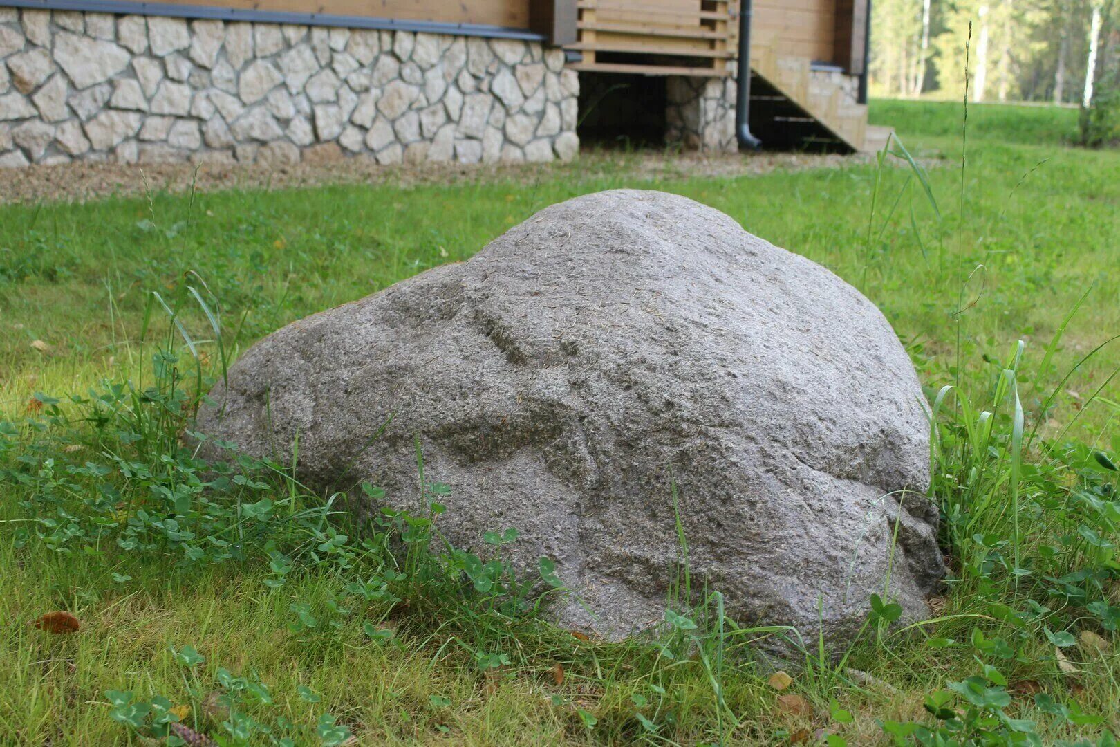 Купить камень на люк. Крышка люка декоративная "камень-валун", высокий, 70x70x75см, f03133. Камни в ландшафте. Декоративные валуны для сада. Искусственный камень в ландшафте.