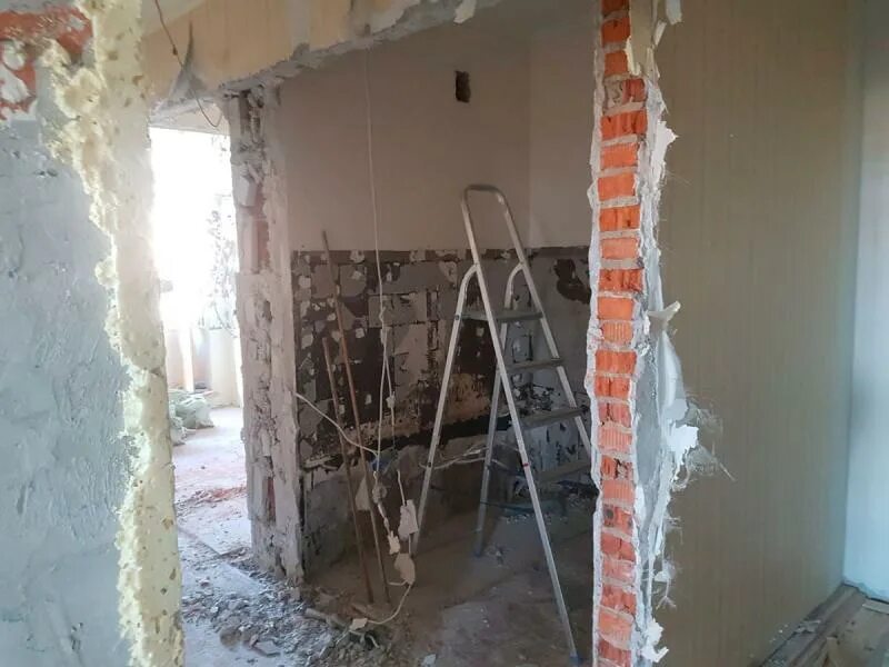 Можно ли сносить не несущие стены. Демонтаж квартиры перед ремонтом. демонтаж перегородок из ацеита. перед ремонтом. стены из ацеита.
