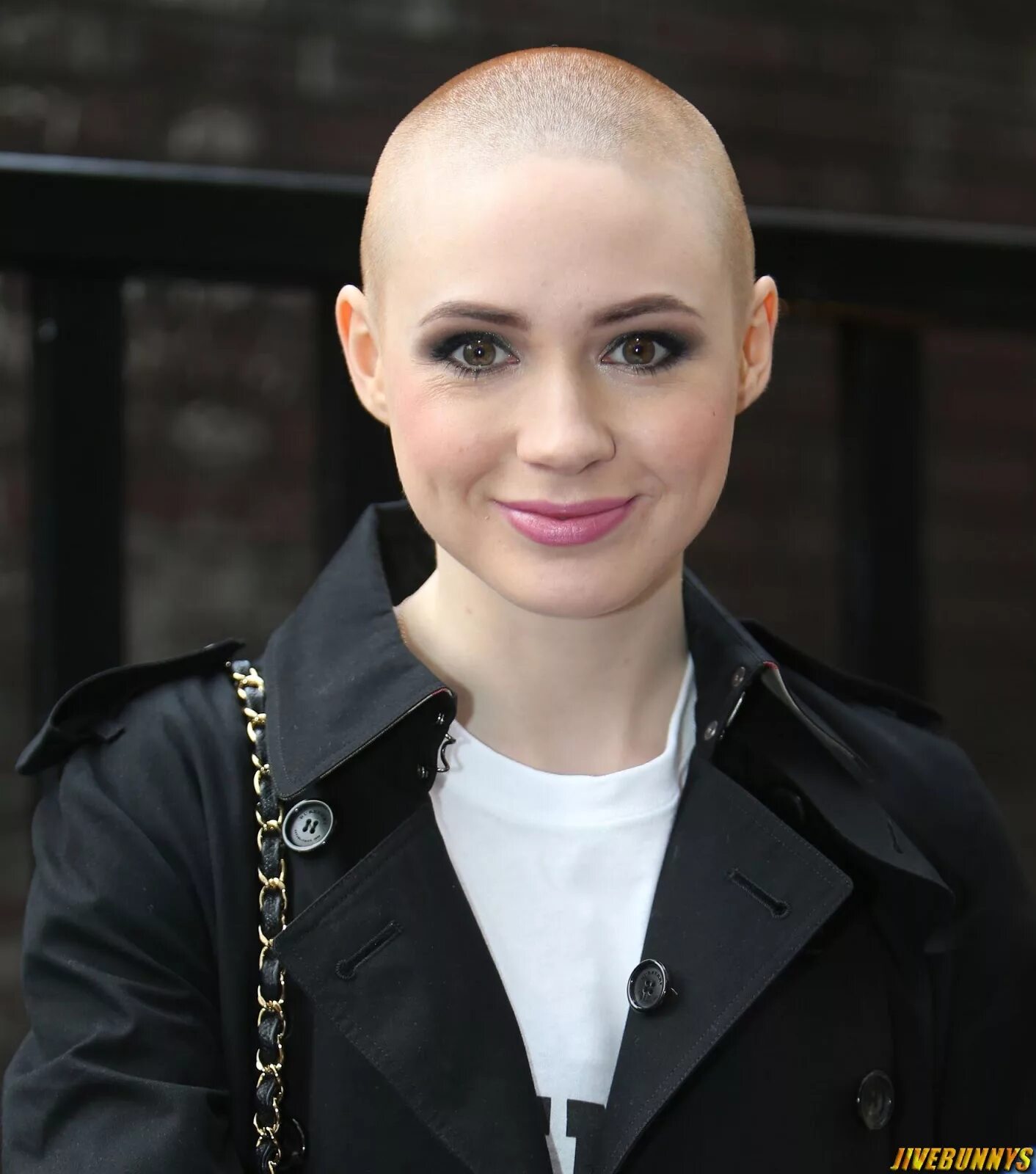 Девочек подстригают налысо. Karen Gillan лысая.