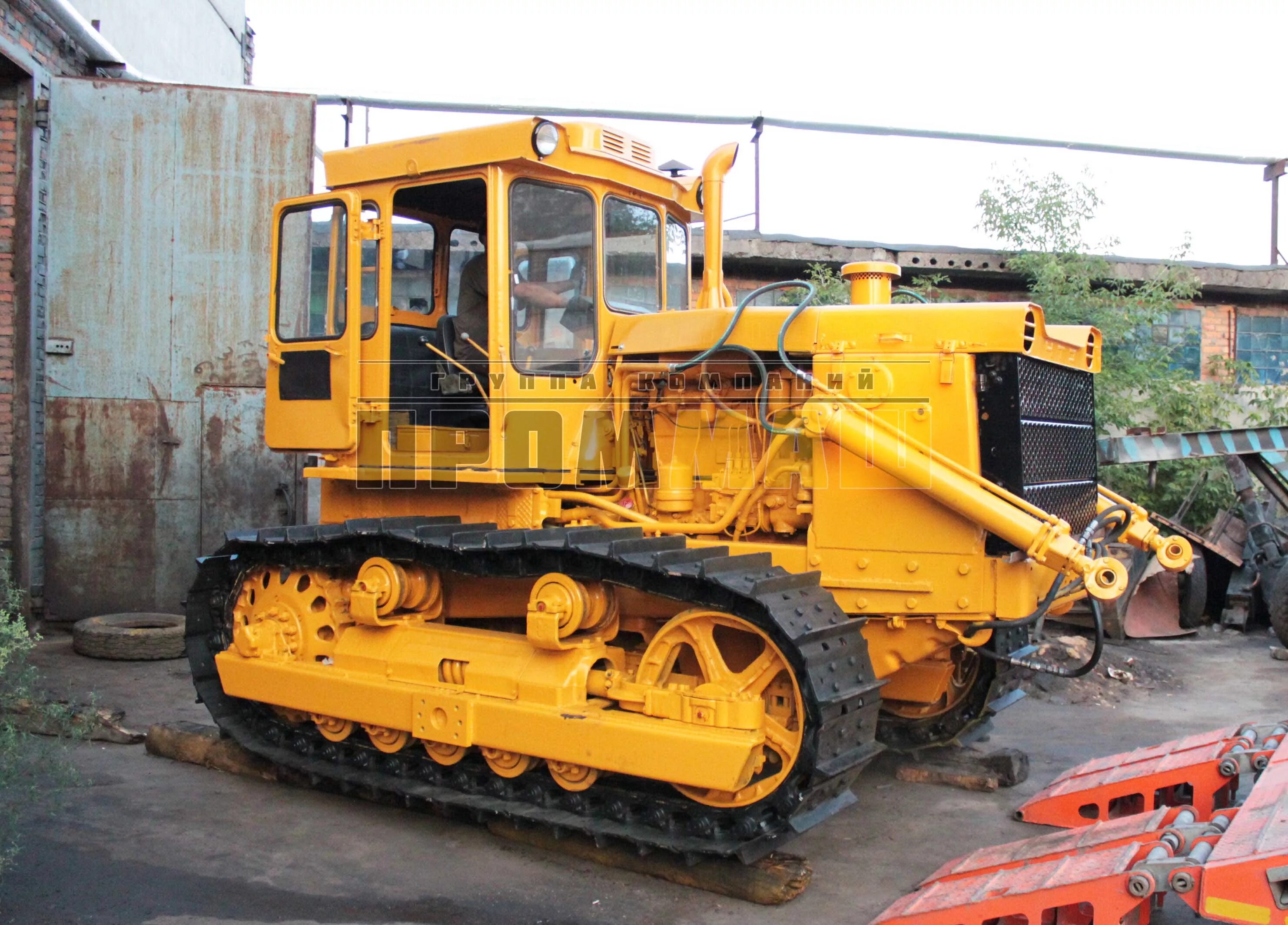 т 130 т 170. трактор т-130 и т-170. трактор т-130 и т-170. трактор чтз 170. бульдозер чтз т-130.