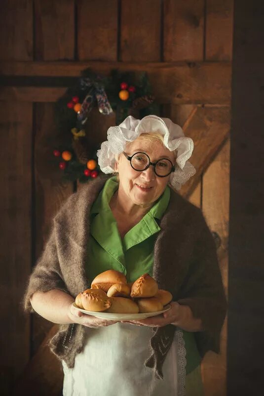 деревенская бабушка. внуки в деревне. картина в гостях у бабушки. старушки в глухой деревне. деревенская бабушка.