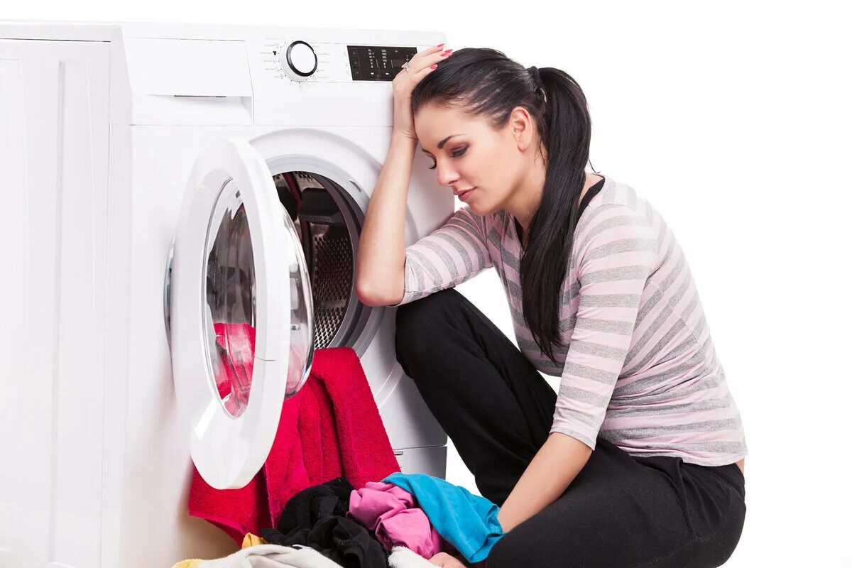 Почему стиральная машина долго стирает. Стиральная машина. Сломалась стиральная машина. Женщина стирает. Стирка в стиральной машине.