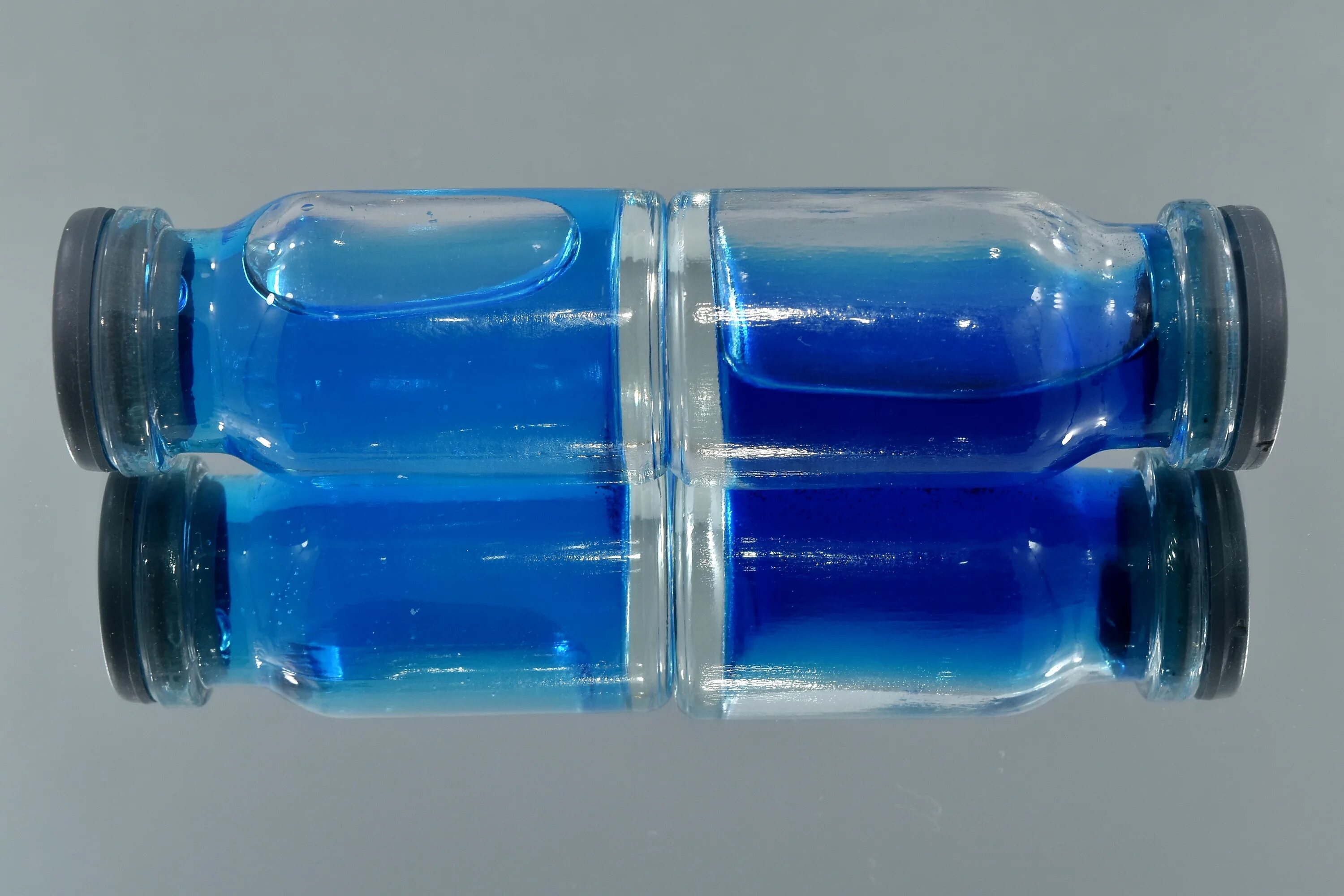 Синие пластиковые. Синяя бутылка. Синие пластиковые бутылки. Голубая бутылочка. Бутылка с жидкостью.