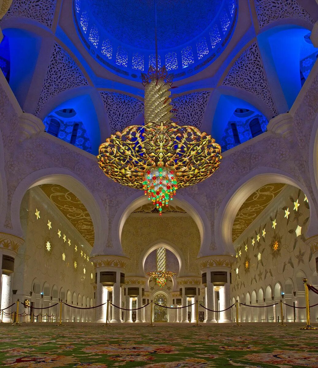 Чем украшают мечети. Мечеть шейха Зайда Абу-Даби. Мечеть шейха Зайда в Абу-Даби, ОАЭ. Люстра в мечети шейха Зайда в Абу-Даби. Мечеть шейха Зайда люстра.