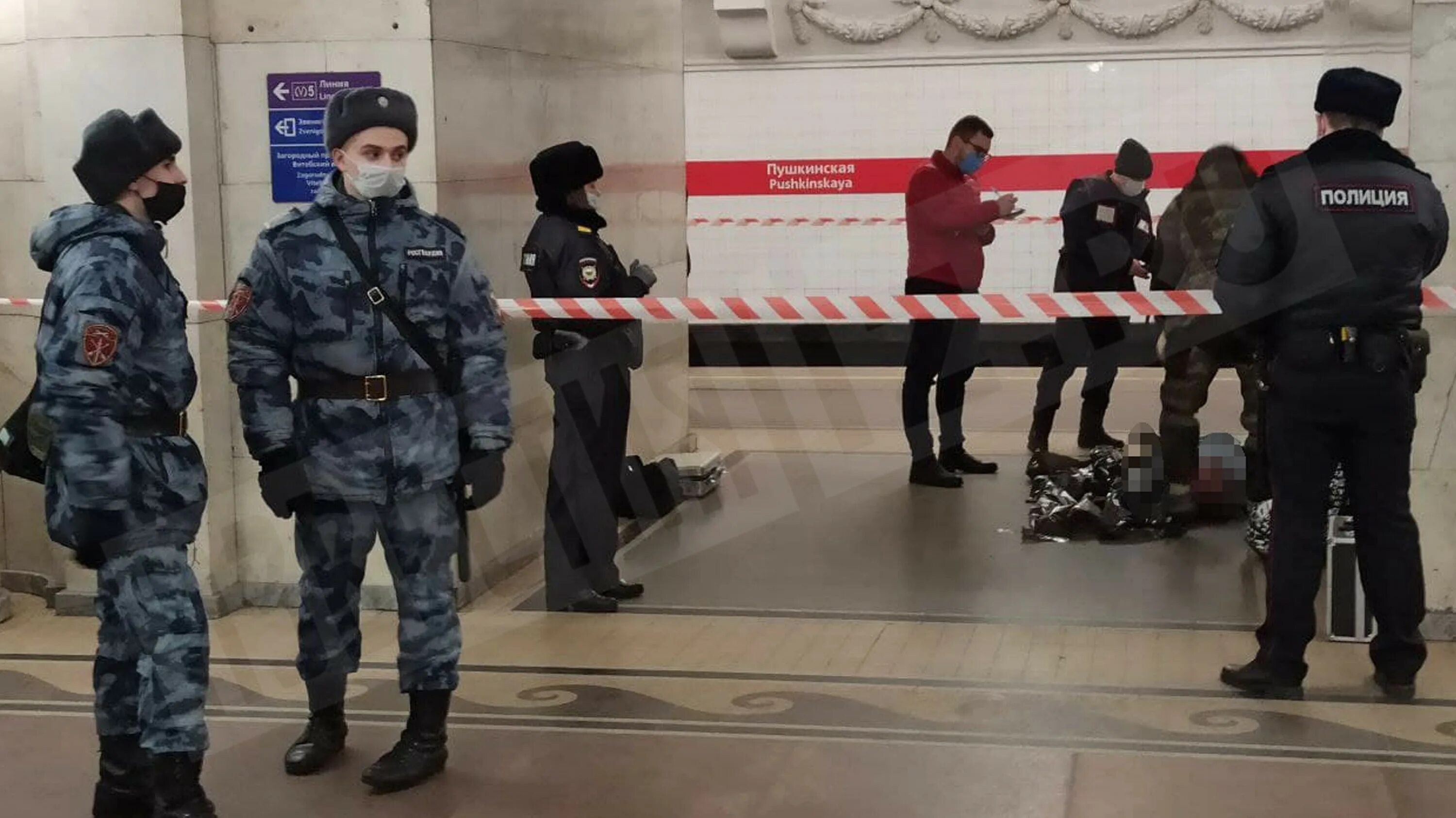 Смерть в метро на платформе в СПБ. Взрывы на красной ветке. Человек упал в метро Санкт-Петербурга.