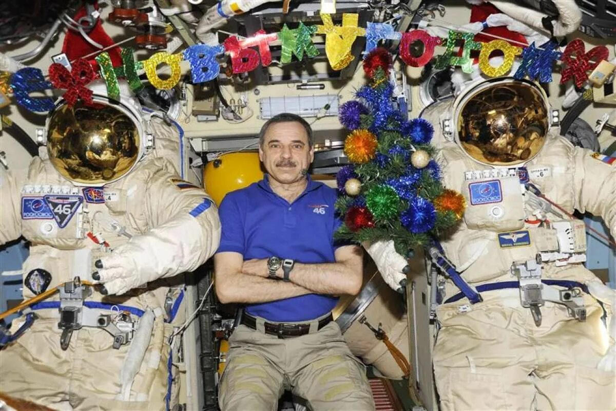 10 лет на орбите. Космонавты на МКС. Новый год на МКС. Космонавт новый год. Необычный космонавт.