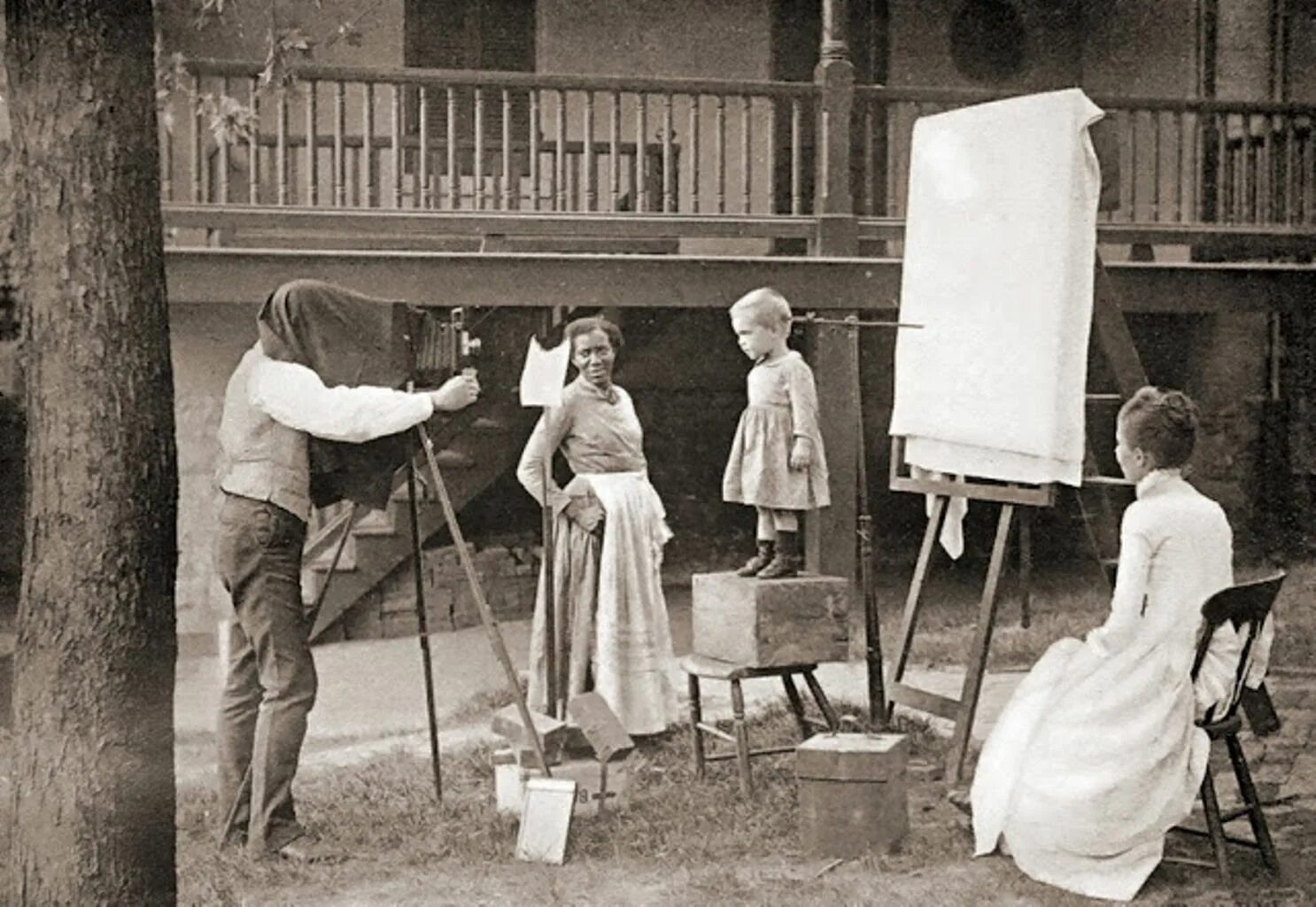 Картинка первые. Фотоателье 19 век. Фотограф 19 века. Старинная Фотомастерская. Старинный фотограф.