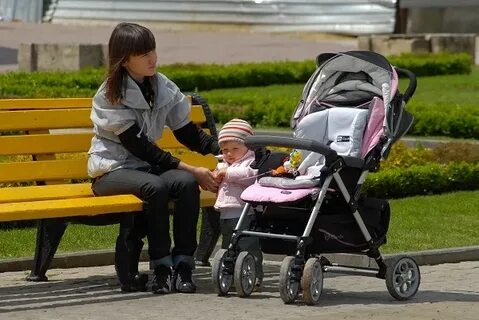 До какого возраста дети в прогулочных колясках
