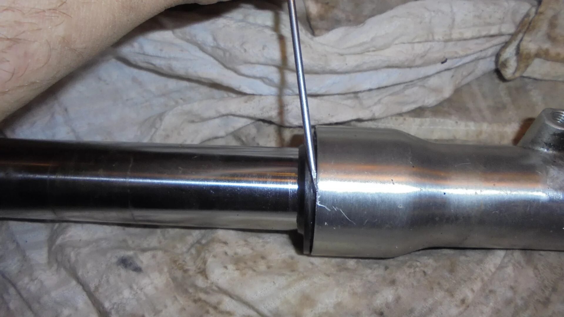 Вилка kayo 125. Замена сальника на вилке мотоцикла. Ремкомплект вилки днепр мт11. Сальники на вилку zr200. Уплотнительное кольцо передней вилки кавасаки z900.