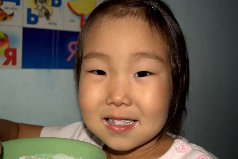 Монголоиды эпикантус. Дети с узкими глазами. Желтокожие китайцы. Желтые азиаты.