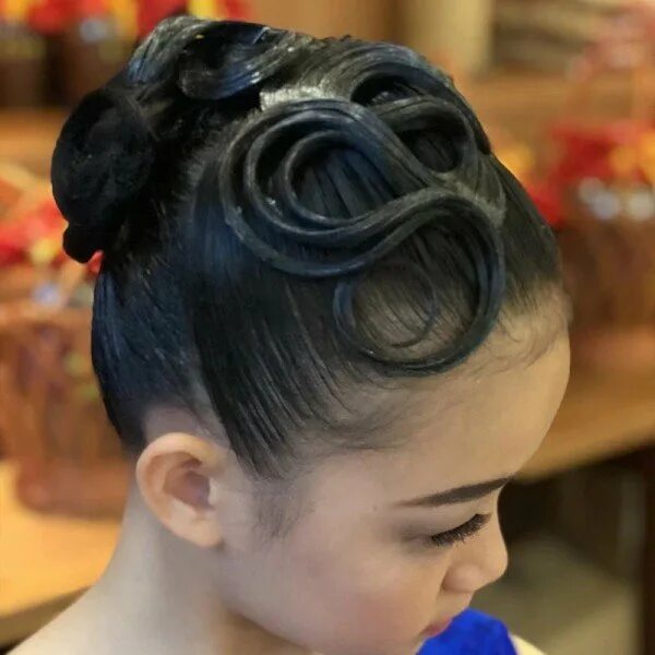 Бальные прически для девочек. Прически для бальных танцев. Пучок для бальных танцев. Бальные прически для девочек. Причёски для бальных танцев для девочек.