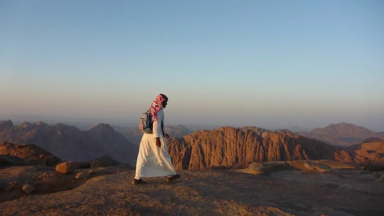 Гора синай монастырь святой екатерины. Горы этбай египет. Моисеева гора рассвет бедуины. Гора синай в египте. Синай песня.