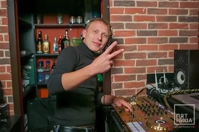 Weekend 19. Диджей в баре. DJ бар. Диджей Барс. Диджей бара власть.