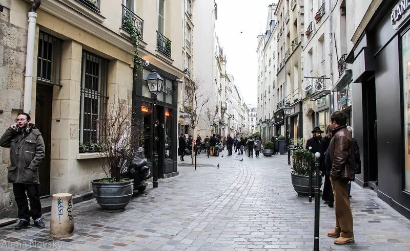 Француз улица. Париж улица Верди. Центр Парижа улицы. Еврейский квартал в Париже. Франция улицы Парижа с парижанами.