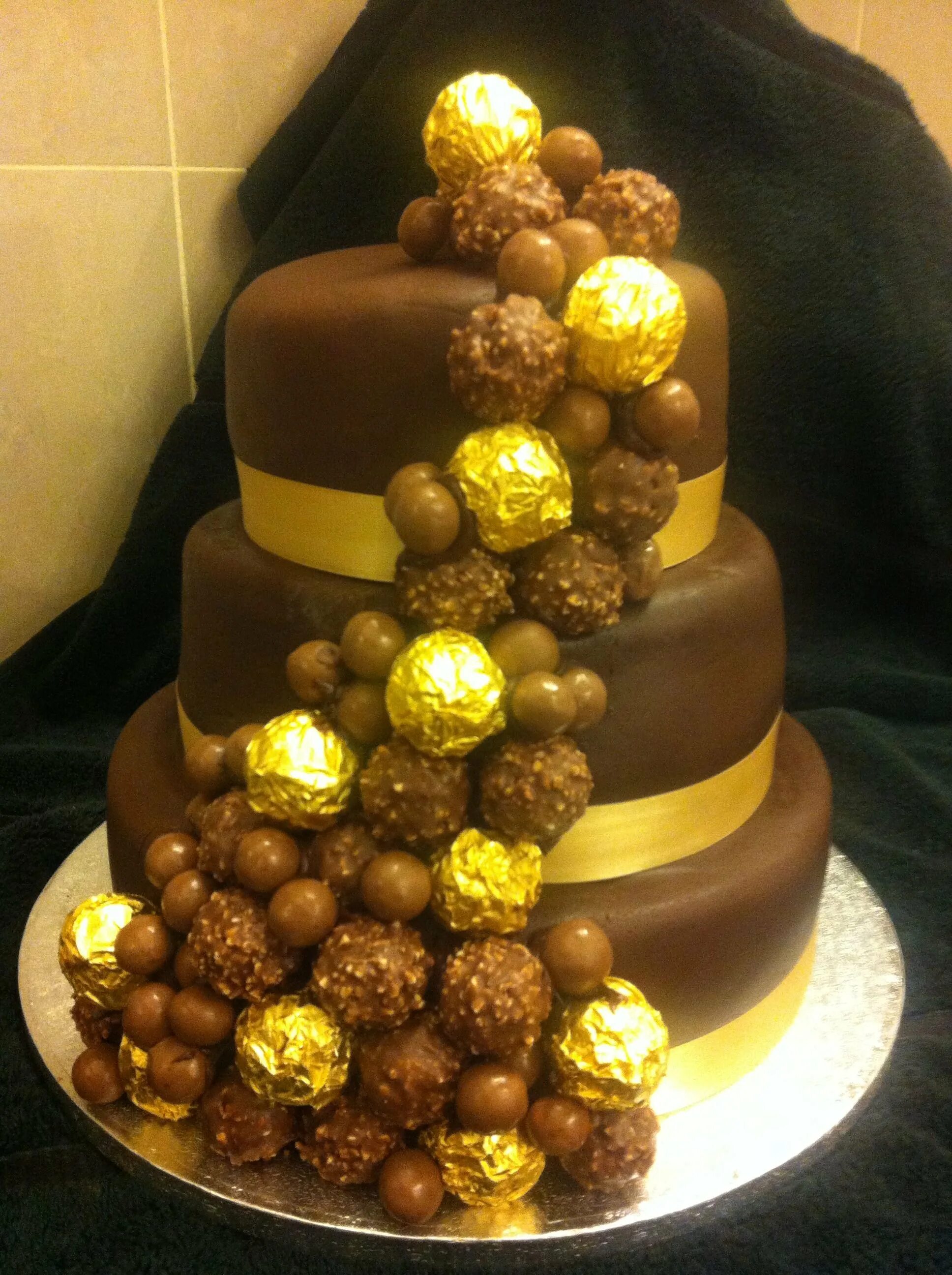 Декор торта Ферреро Роше. Шоколадный торт Ферреро Роше. Торт Ferrero Rocher декор. Золотой торт с Ферреро.