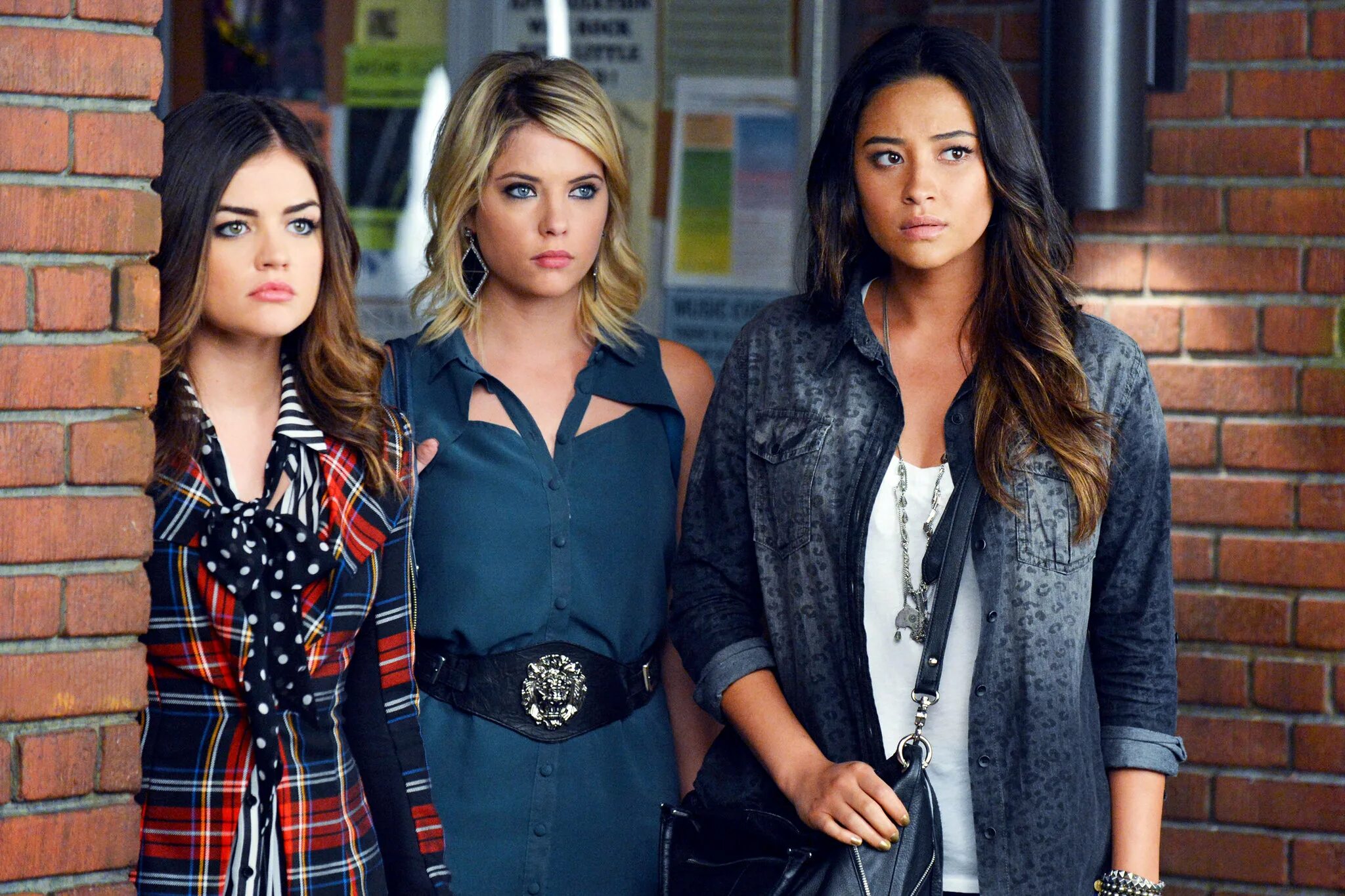 Люси хейл милые обманщицы 1 сезон. Милые обманщицы сериал 1 сезон 1 серия. Милые обманщицы похороны элисон. Выход милых обманщиц. Фильм милые обманщицы 2010.