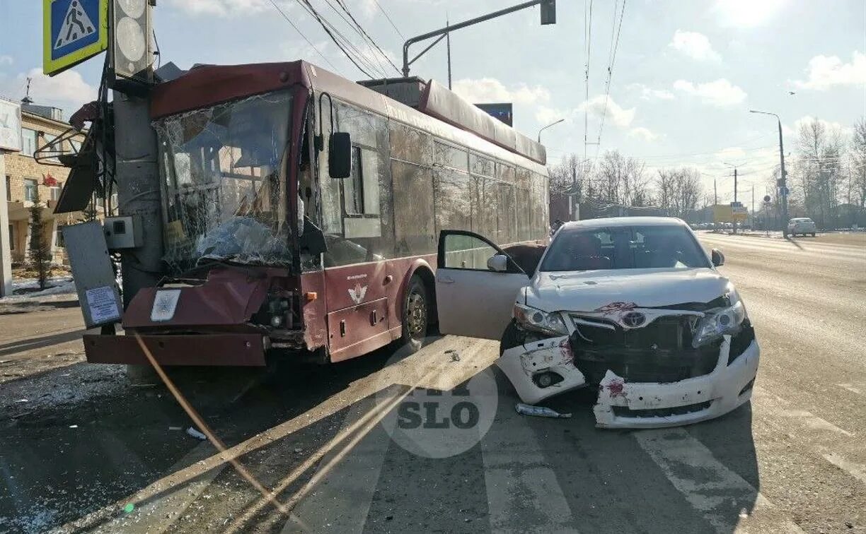 Дтп с троллейбусом. Авария в Туле с троллейбусом. Фото аварий автомобилей.