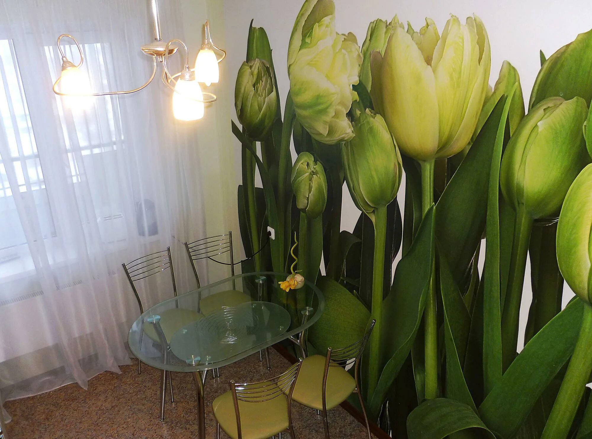 Фотообои тюльпаны на кухне. Фотообои тюльпаны зеленые на кухне. Фотообои тюльпаны в интерьере. Тюльпаны в интерьере