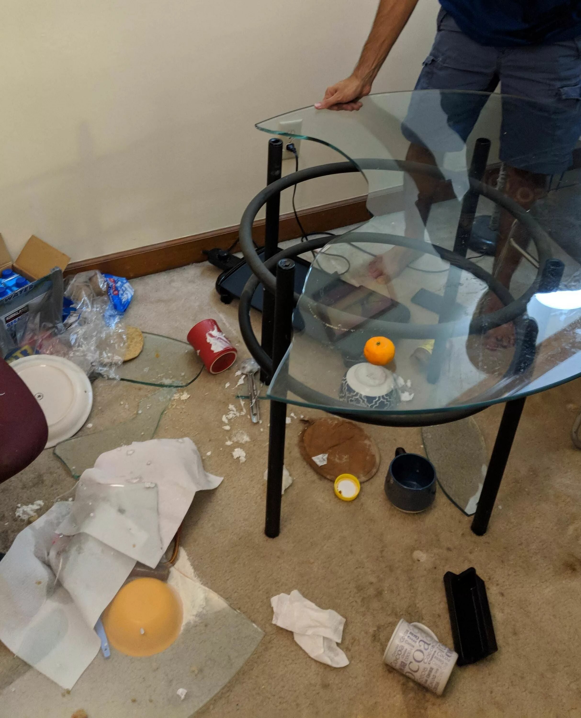 Сломанный стеклянный стол. Разбитый стеклянный столик. Треснутый стеклянный стол. Стеклянный стол разбился.