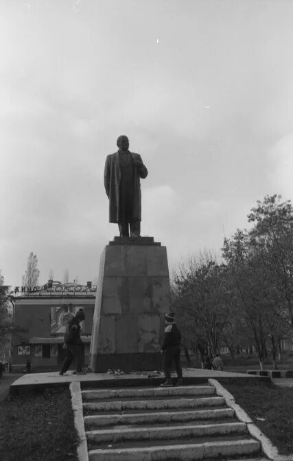 Зимовники сокол. Памятник Ленину в Белгороде. Белгород памятник Ленина сейчас. Фонтан у кинотеатра Сокол Самара. Памятник Ленину Белгород 22.