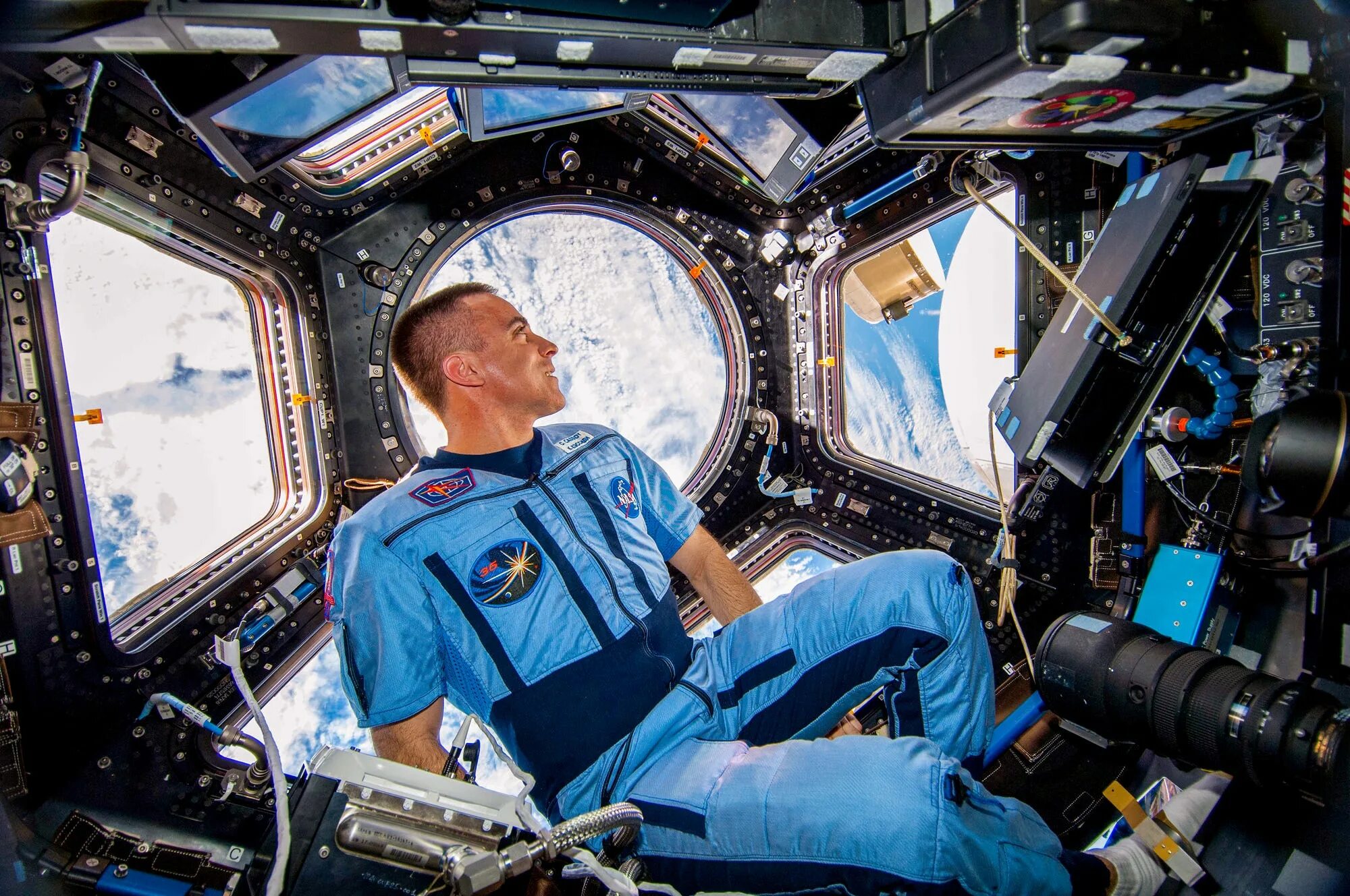 Какая космическая станция сейчас работает в космосе. Космонавт МКС иллюминатор. Cupola на МКС. Гидзенко Крикалев Shepherd. Модуль МКС «купол» (Cupola).