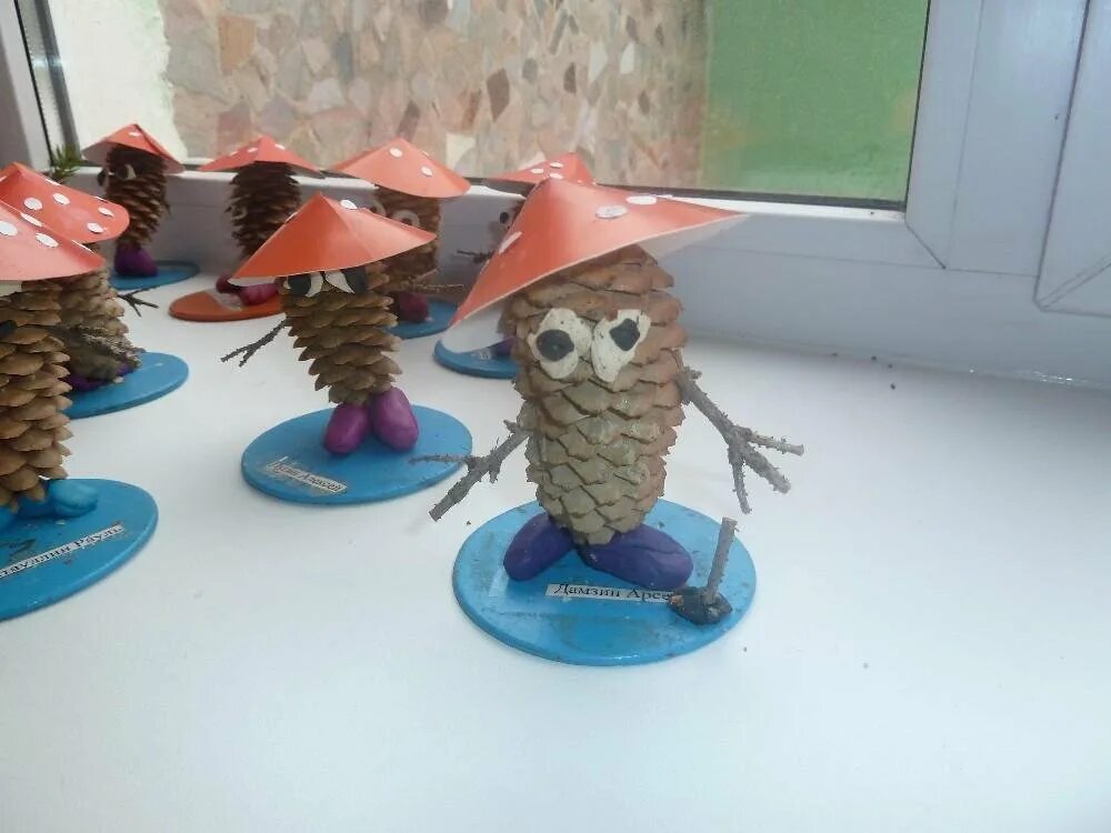 лесовичок из природного материала. лесовичок из природного материала в старшей группе. лесовичок из шишек. лесовичок поделка. леший из природного материала.