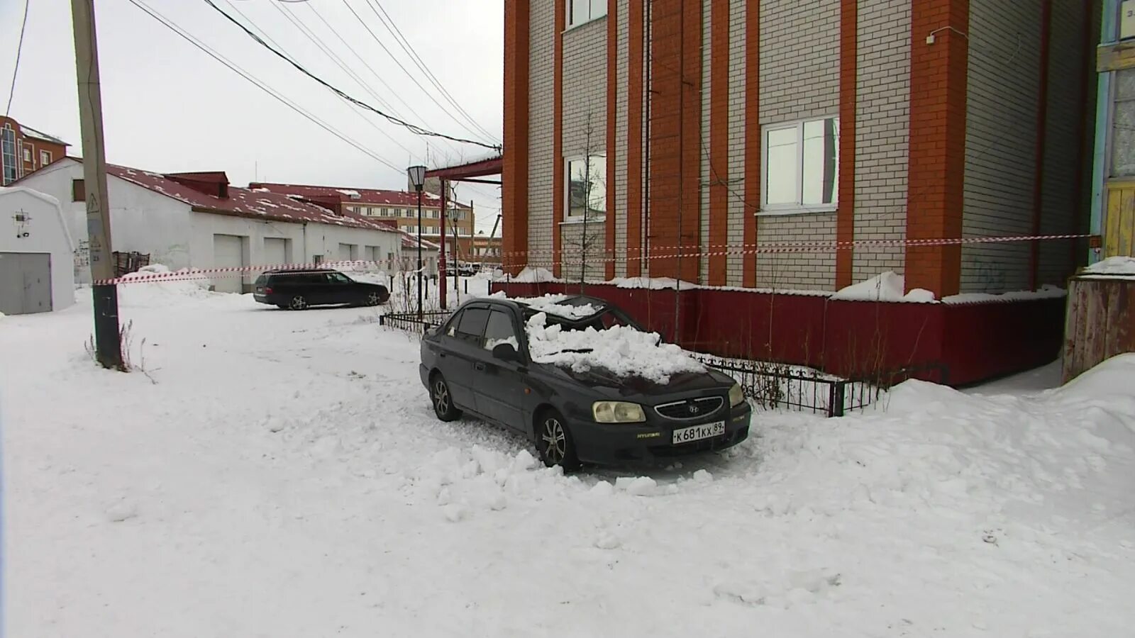 Разбивка снега с крыши. Снег на крыше в Салехарде. Салехард наш дом. Броднева 46 Салехард упал козырек. Доставка на дом салехард