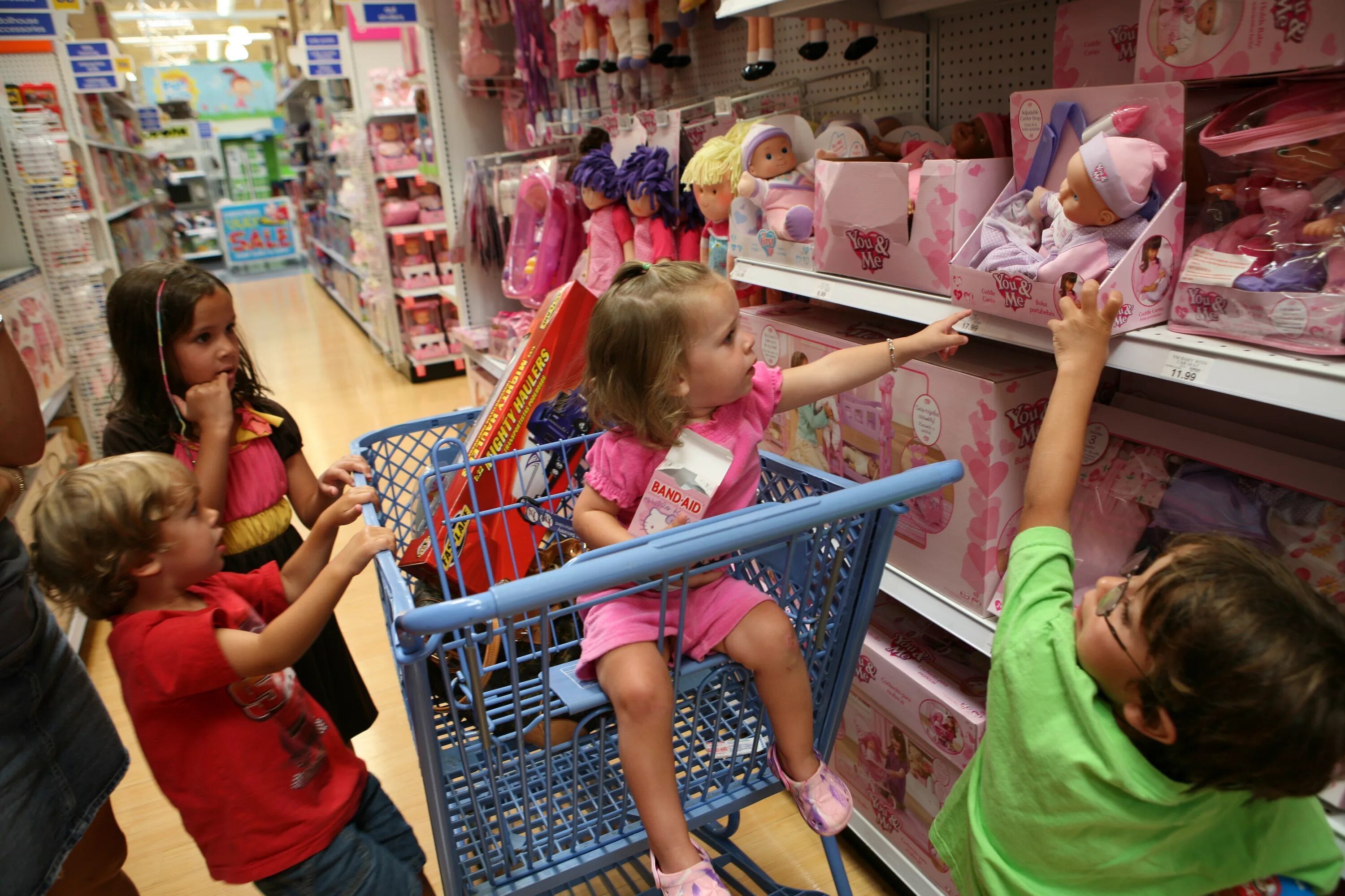 Ребенок в магазине. Магазин игрушек для детей. Истерика ребенка в магазине игрушек. Торговля детьми.