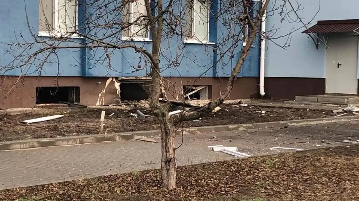Белгород обстрел 2022. Белгород обстрел. Белгород обстрел 2022. Белгород новости и белгородская область последние обстрелы. Разрушенные дома в белгороде после обстрела.