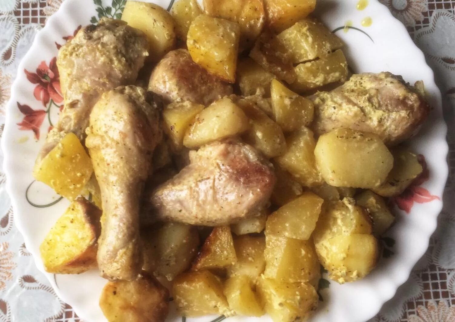 Голень с картошкой в горшочке. Голень в духовке с картошкой в майонезе. Жаркое по домашнему в горшочках. Картошка в горшочках в духовке. Пп куриные ножки с картошкой.