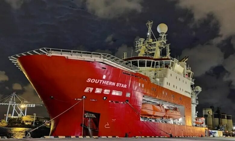 танкер kaspiy новошип. управленца на судне. морская отрасль зимой. судно. морской инженер.