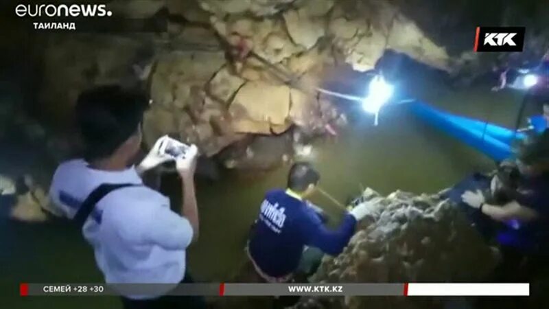 Спасение детей из пещеры в Таиланде. Тайланд дети застряли в пещере. Тайланд 2018 дети в пещере. Мальчики застряли в пещере в Тайланде.