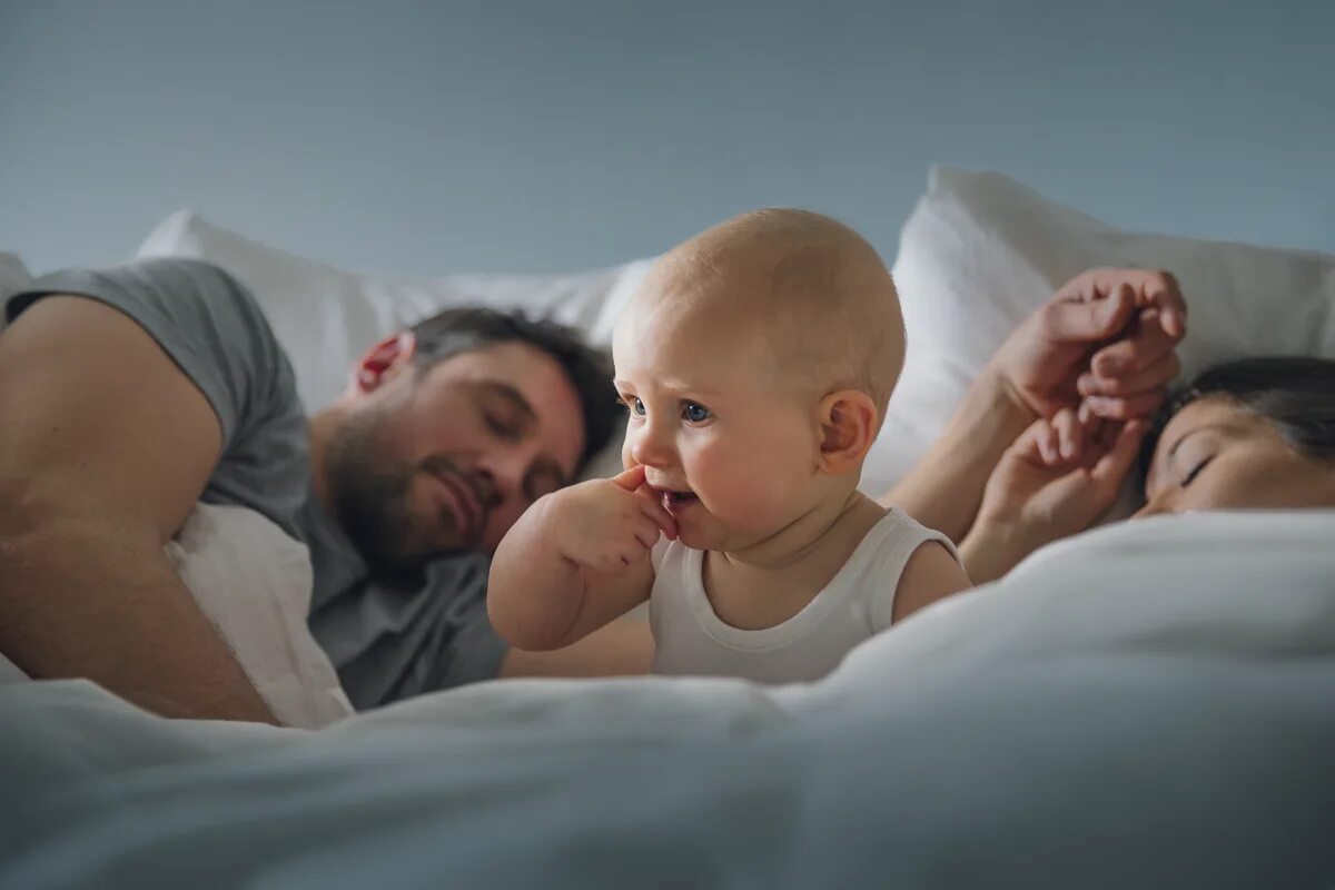 Папа проснулся. Папа проснулся и красивый. Parents with Baby. Sleeping father. Видео папа ночь