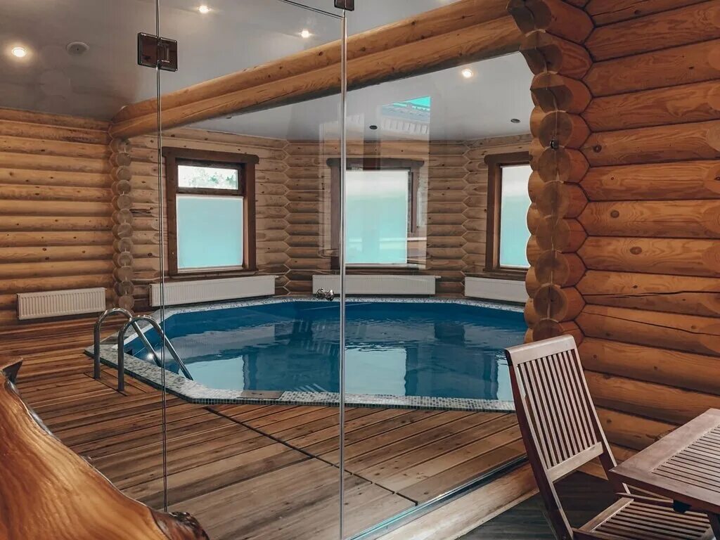 банный дворик. баня с бассейном из клееного бруса. строгановская сауна пермь. купель для бани в перми. банный комплекс термы в перми на героев хасана.