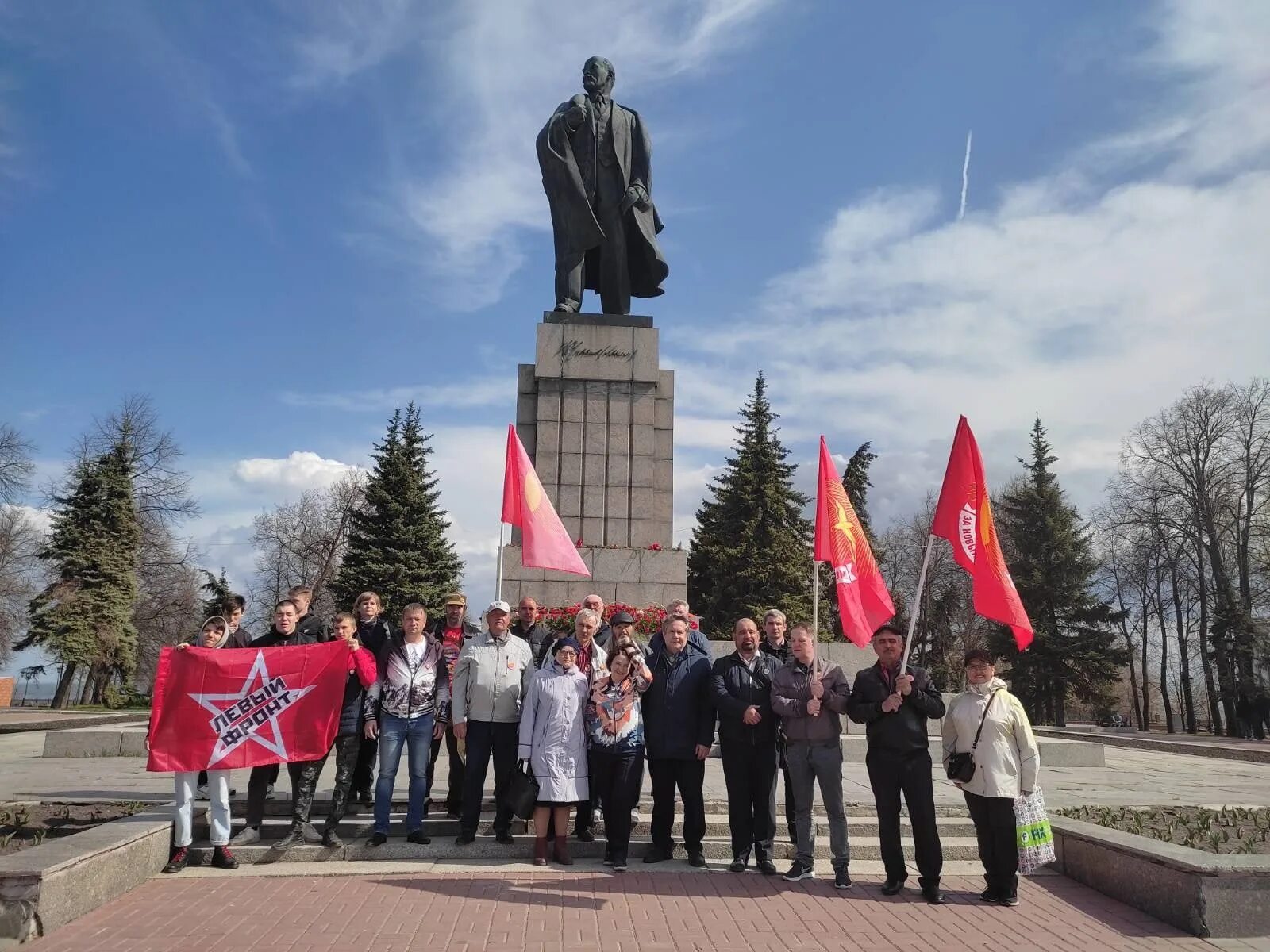 Национальное достояние россии 2024. Памятник Ленину в Москве. Памятник на площади. Союз Москва памятник. Агитация КПРФ.