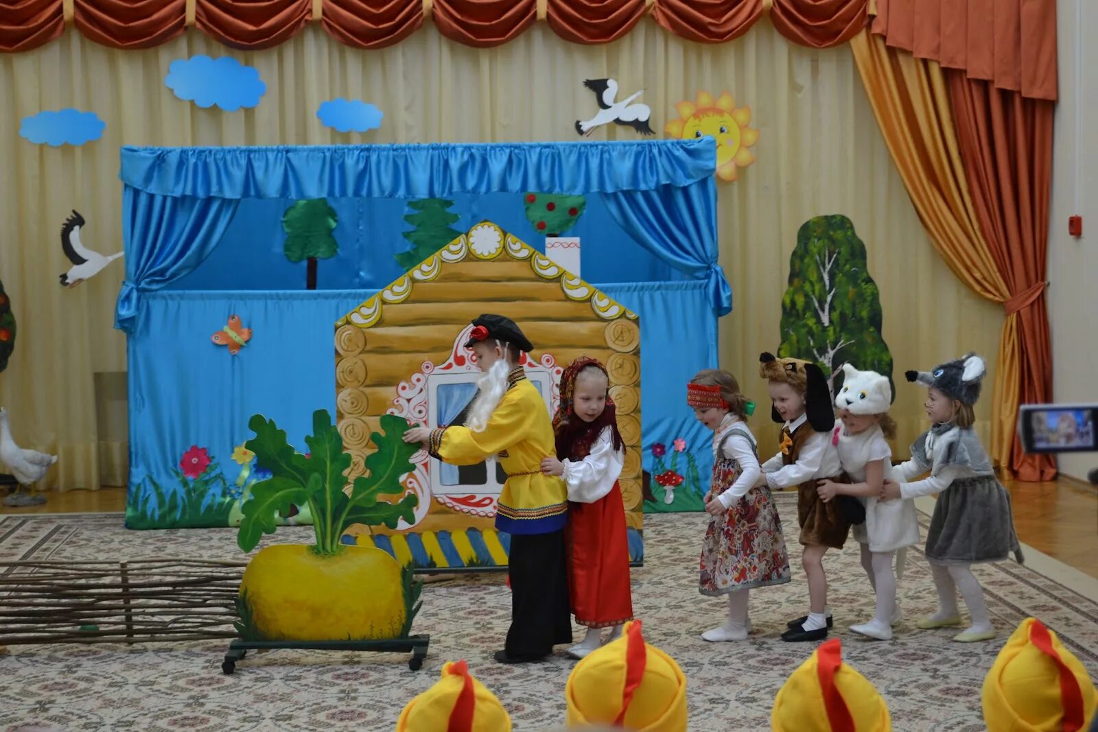 Театр в ДОУ. Спектакль в детском саду. Театрализованное представление в детском саду. Театр в саду.