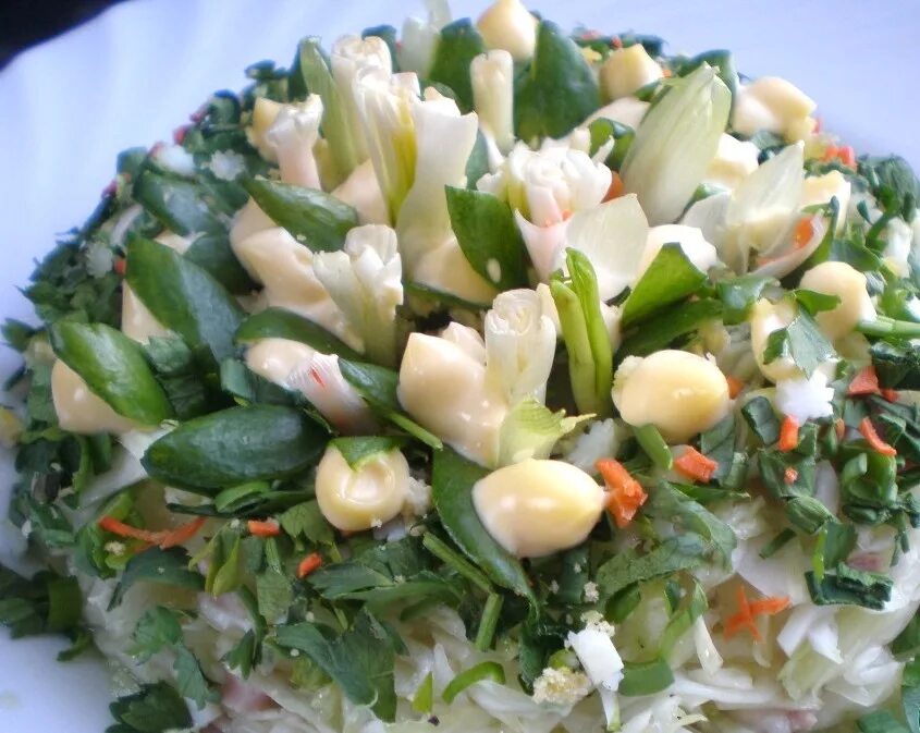 Весенние салаты на праздничный стол. Салат весенний. Красивый весенний салат. Весеннее оформление салатов.