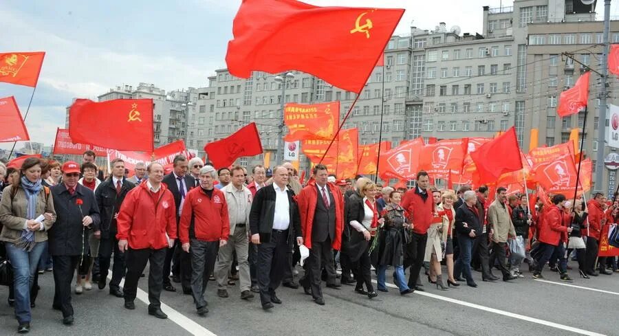 Красный флаг КПРФ. Зюганов Коммунистическая партия. Красные Знамёна на демонстрации. Представители Коммунистической партии.
