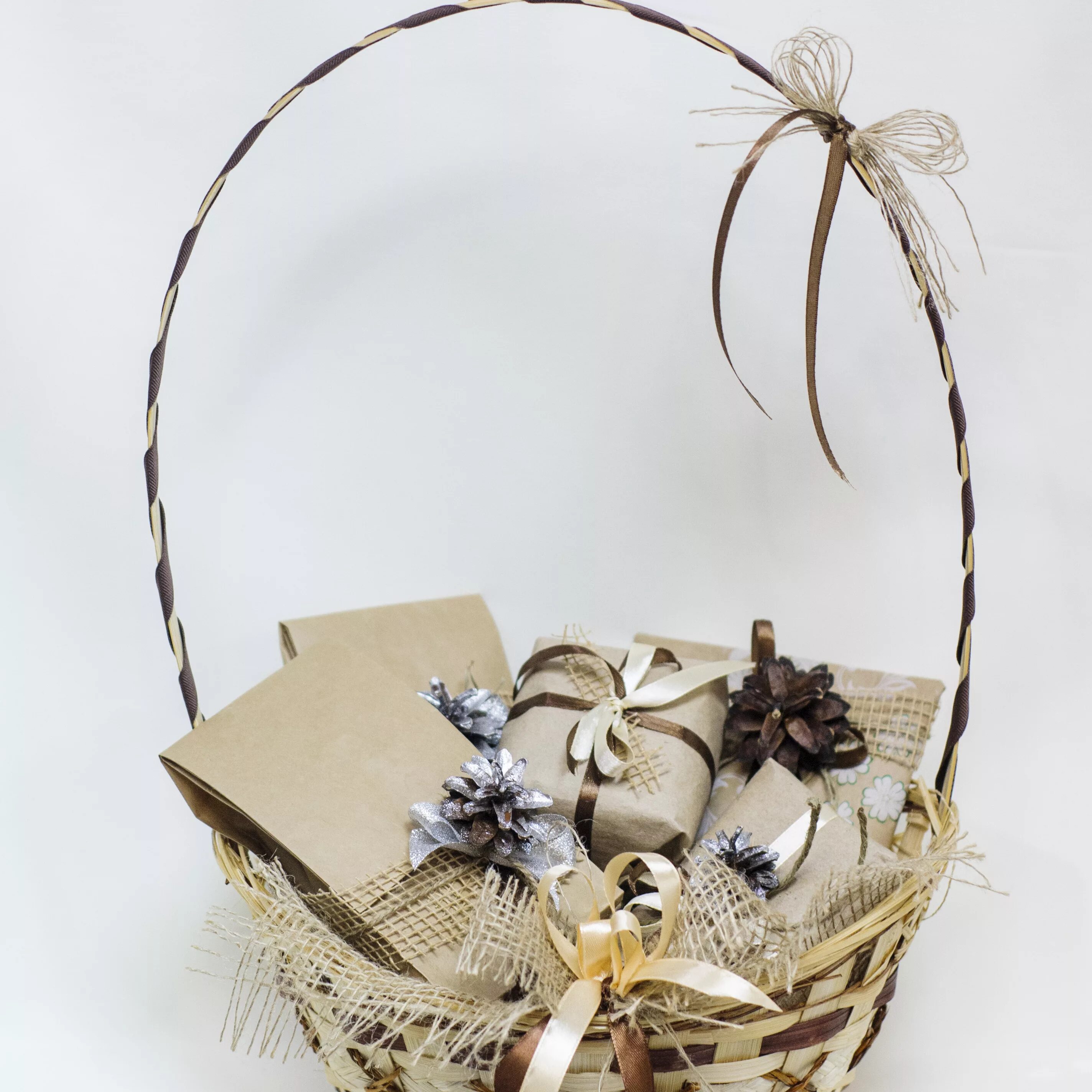 новогодняя корзинка декор. украшение корзины на новый год. подарочные корзины к новому году. новогодняя корзинка своими руками. новогодние корзинки с фруктами.