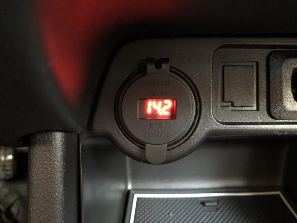 Прикуриватель митсубиси аутлендер. Mitsubishi outlander 3 прикуриватель. разъём прикуривателя mitsubishi outlander 3. outlander 3 панель прикуривателя. гнездо прикуривателя митсубиси аутлендер.