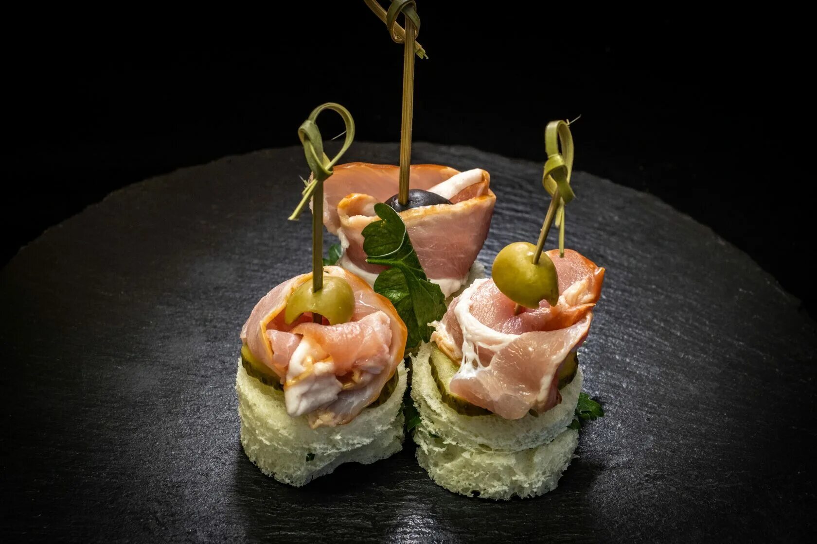 канапе с креветками (10шт)700. канапе с креветками и ананасом. канапе с креветкой и черри. канапе с креветками. канапе креветка манго авокадо.