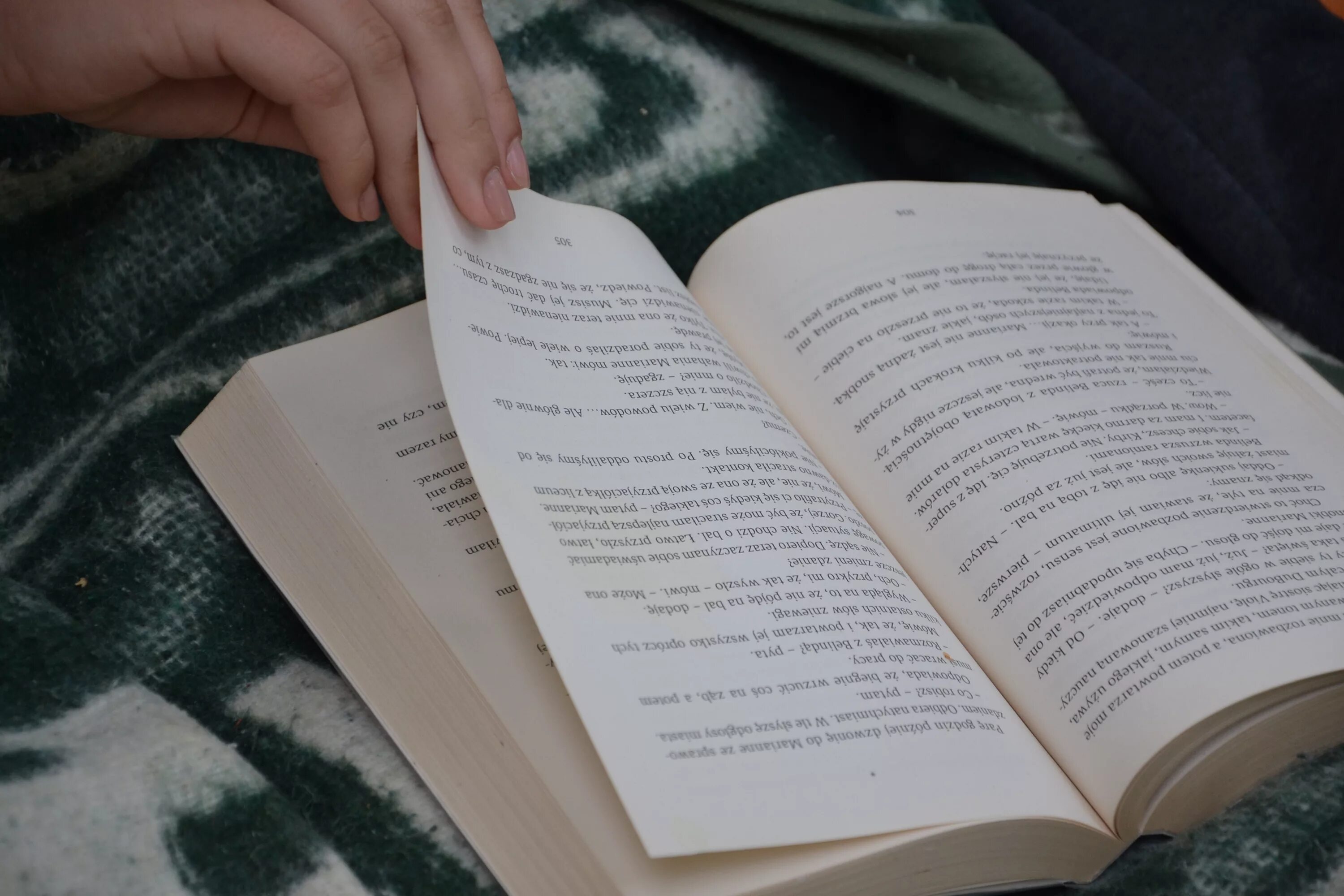 Читать книгу без рук. Открытая книга в руках. раскрытая книга в руках. рука с открытой книгой. рука на раскрытой книге.