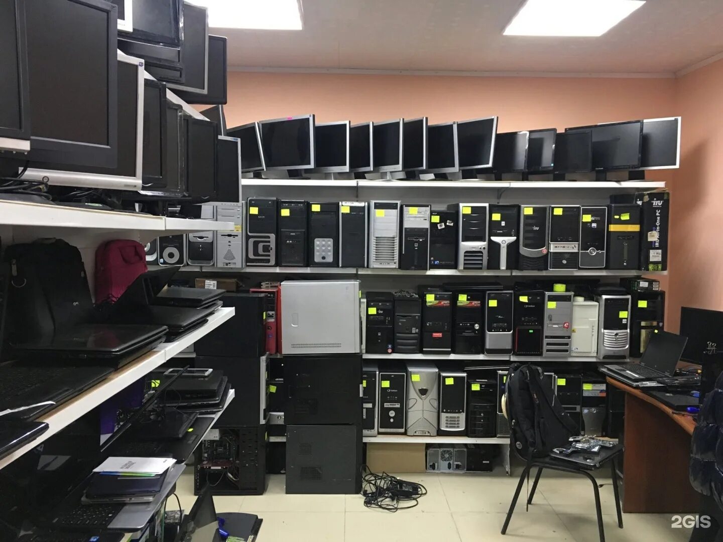 Магазин компьютерной техники. Магазины электроники и компьютерной техники. Компьютерный магазин. Магазин системных. Магазин системных.