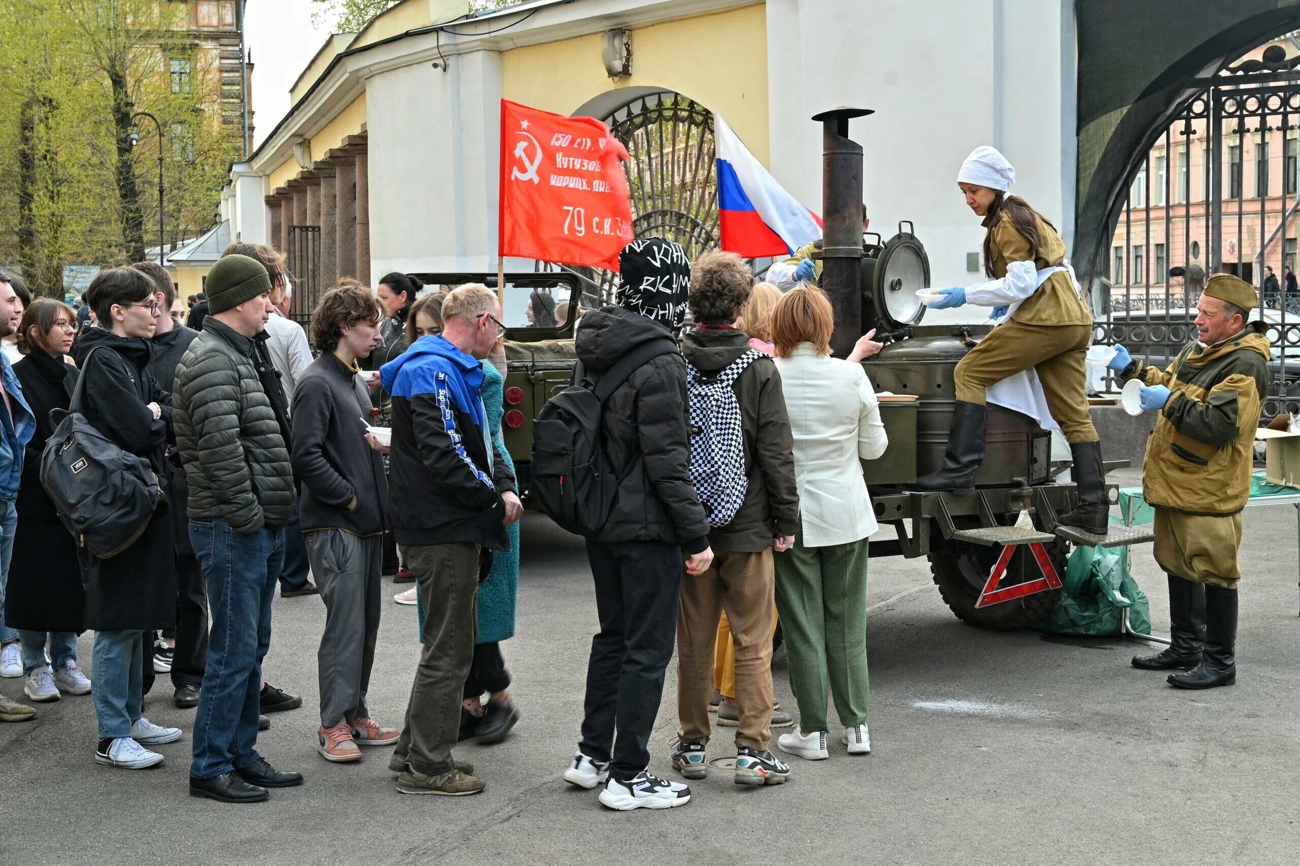 Митинг ко дню победы сценарий. Митинг 9 мая. С днем Победы. Памятный митинг первой мировой. Митинг 9 мая в Кутузовке.