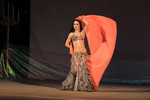 Танцовщица восточных танцев. Дарья шелыганова танцовщица. Уроки восточных танцев для начинающих. Преподаватели по восточному танцу. Педагог по восточным танцам.